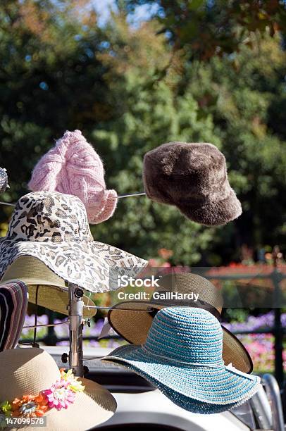 Cappelli Per Tutte Le Condizioni Meteo - Fotografie stock e altre immagini di Abiti pesanti - Abiti pesanti, Ambientazione esterna, Cappello