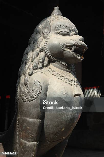 Foto de Estátua De Leão No Bhaktapur Praça Principal e mais fotos de stock de Animal - Animal, Arcaico, Arquitetura