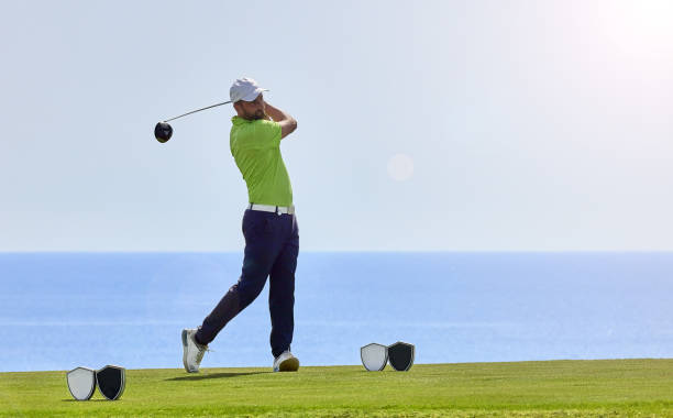 golfista en un campo de golf, listo para jugar. golfista con palo de golf golpeando la pelota para el tiro perfecto. - putting golf golfer golf swing fotografías e imágenes de stock