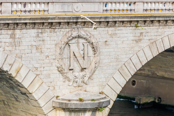 monograma imperial de napoleón iii en el puente pont au change de parís - napoleón iii fotografías e imágenes de stock