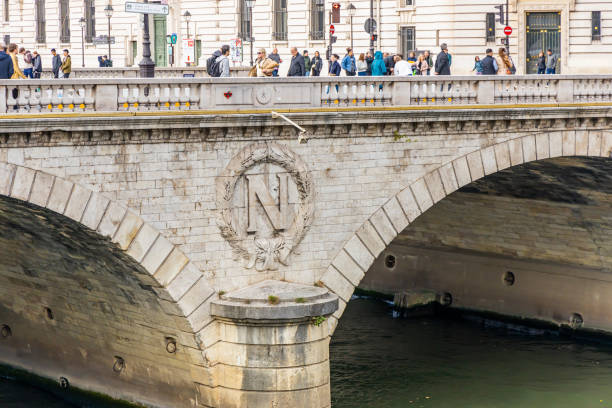 императорская монограмма наполеона iii на мосту пон-о-чейндж в париже - napoleon iii стоковые фото и изображения