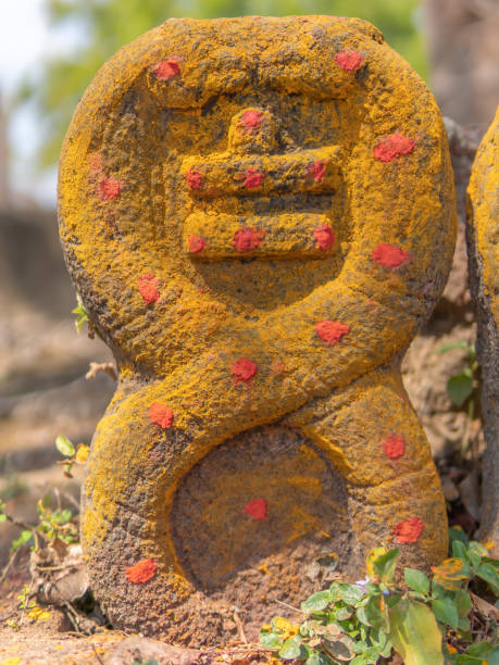 shiva lingam entre deux dieux serpents - sculpture khajuraho india indian culture photos et images de collection