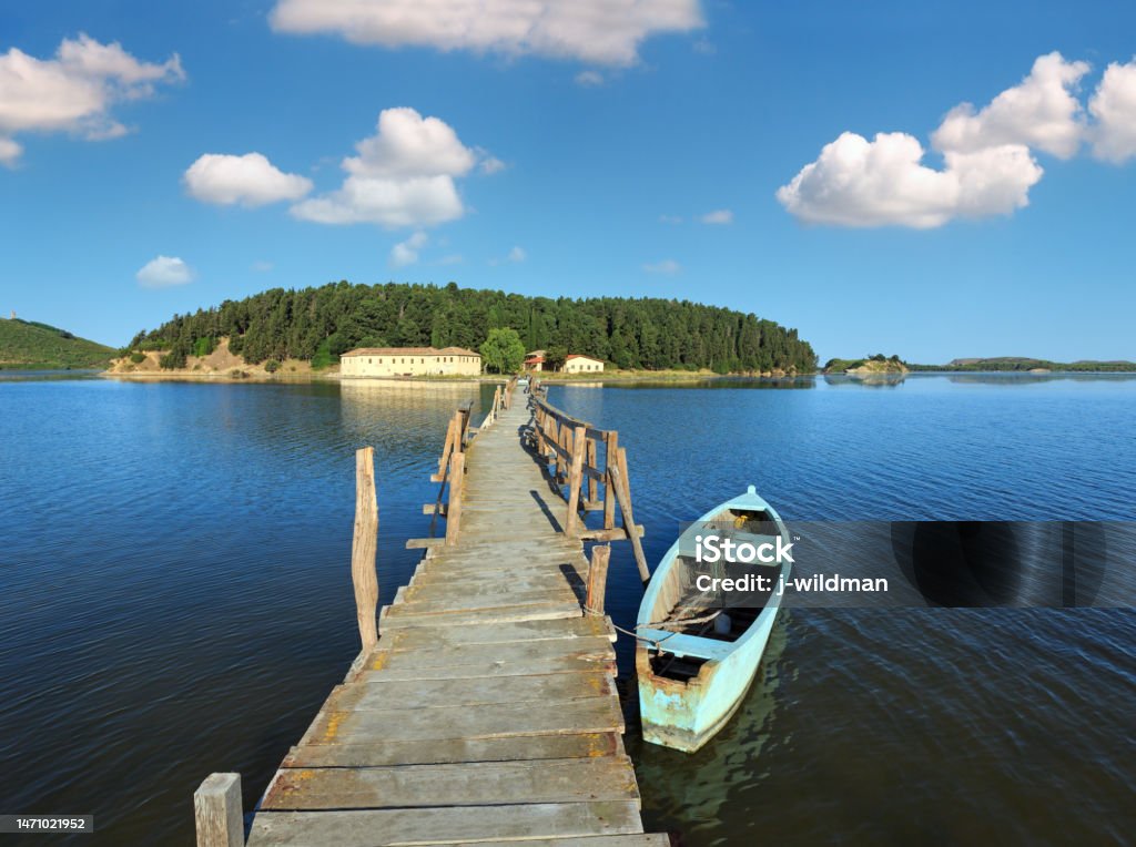 Ponte em ruínas de madeira para o mosteiro isolado de Santa Maria na ilha de Zvernec (Lagoa de Narta, Vlore, Albânia). - Foto de stock de Albânia royalty-free Ponte em ruínas de madeira para o mosteiro isolado de Santa Maria na ilha de Zvernec (Lagoa de Narta, Vlore, Albânia). - Foto de stock de Albânia royalty-free