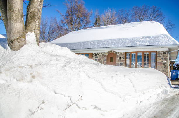 istock Bungalow hidden behind snowbank 1471037030