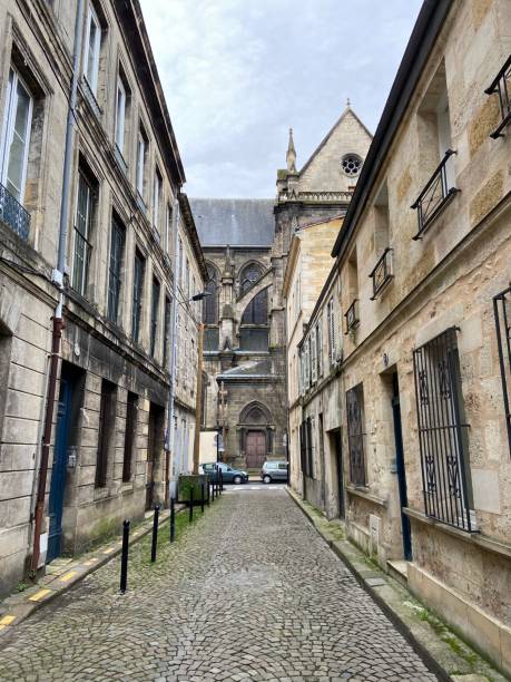 istock Narrow street at Bordeaux 1471042799