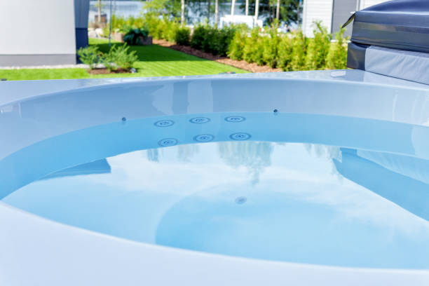istock Outdoor hot tub 1471044096