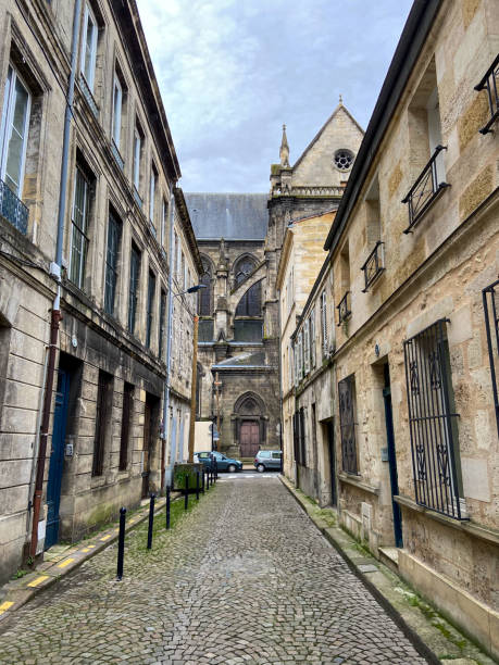 istock Narrow street at Bordeaux 1471044099