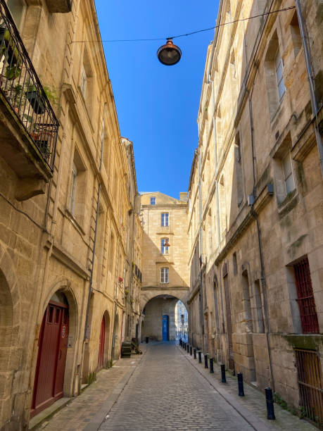 istock Narrow street at Bordeaux 1471045408