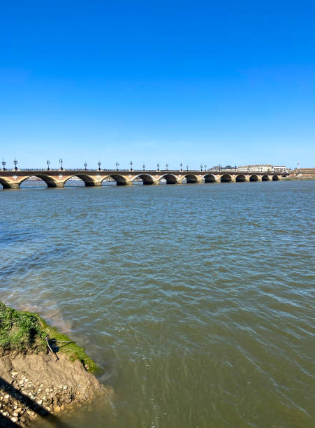 istock Pierre bridge on the Garonne river at Bordeaux 1471045411