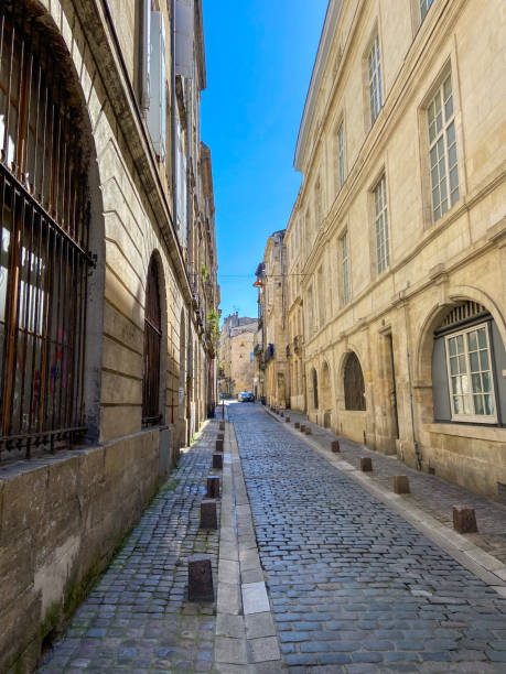 istock Narrow street at Bordeaux 1471045537