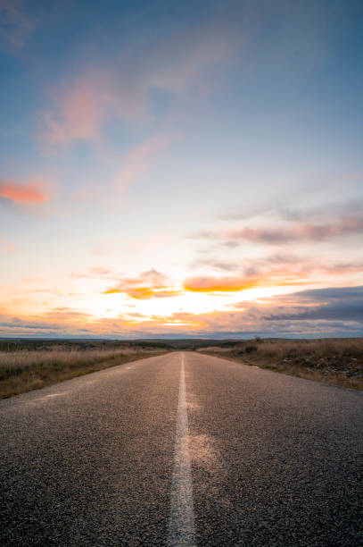 alba nella strada del mattino - strada foto e immagini stock