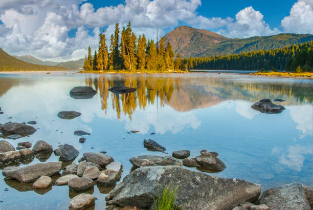 istock Dirtyface Peak and Trees Reflected in a Lake at Sunrise 1471052606