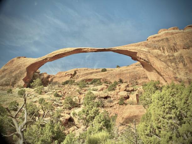 arche paysagère située dans le parc national du jardin du diable des arches. - usa arches national park balanced rock colorado plateau photos et images de collection