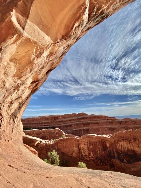 vue vers l’est à travers partition arch dans le parc national des arches. - usa arches national park balanced rock colorado plateau photos et images de collection