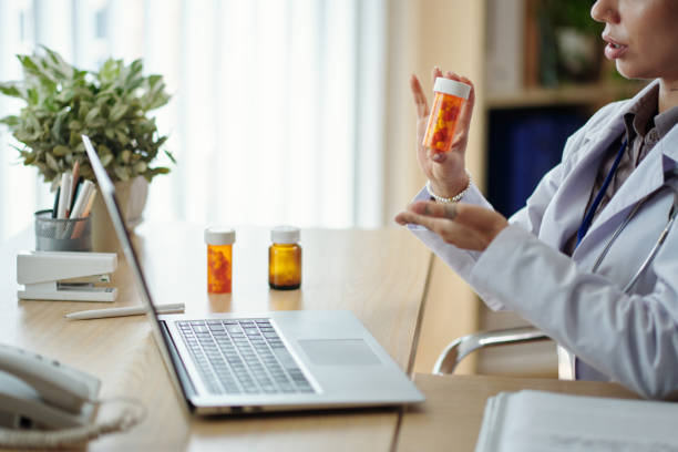istock Doctor Recommending Pills to Patient 1471076088