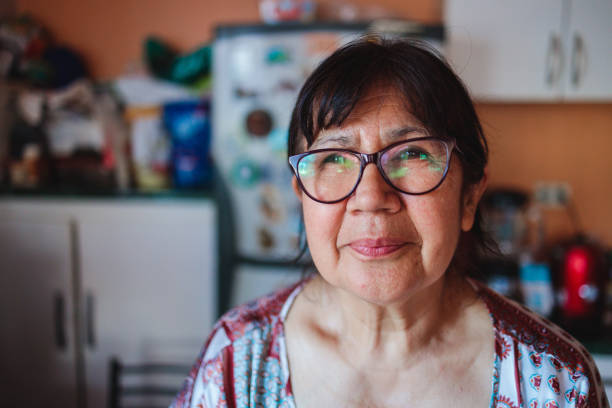 retrato de una anciana latina sonriente en su cocina doméstica - chilean ethnicity fotografías e imágenes de stock