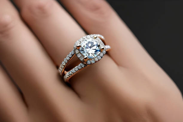 красивое бриллиантовое обручальное кольцо в женском пальце. - ring gold diamond engagement ring стоковые фото и изображения