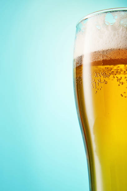 モルト、クラフト、ドラフトラガーまたはエール、ライトビール。 - beer bottle beer drinking pouring ストックフォトと画像