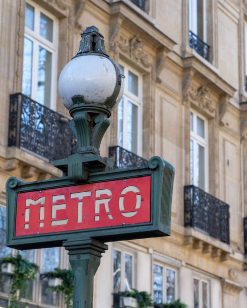 istock Ornate Paris Metro Sign 1471164169