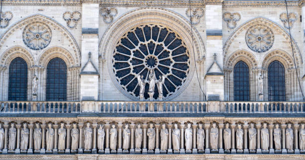 notre dame cathedral facade - church close up paris france gothic style imagens e fotografias de stock