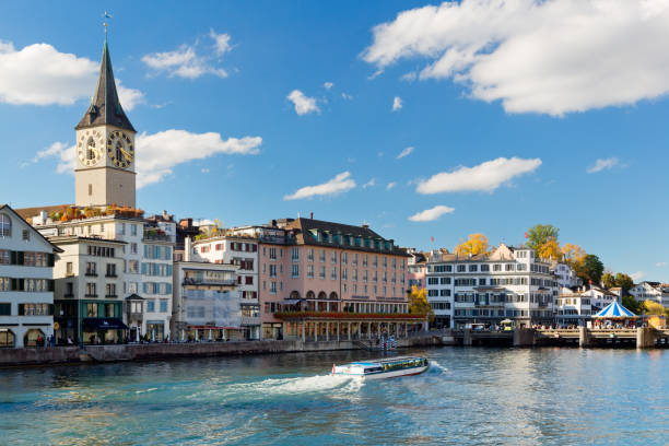 città vecchia di zurigo e lago di zurigo, svizzera - grossmunster cathedral foto e immagini stock