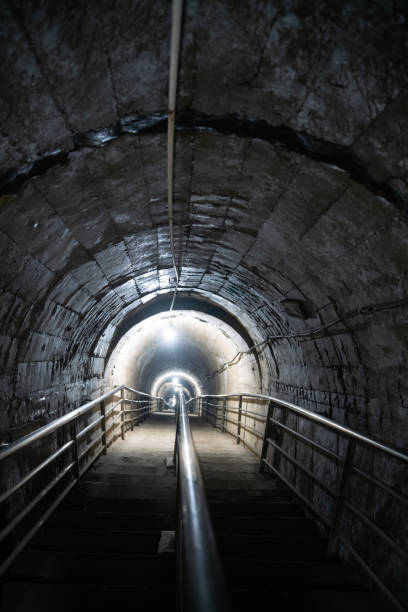 longos passos em direção ao túnel da mina - basement staircase old steps - fotografias e filmes do acervo