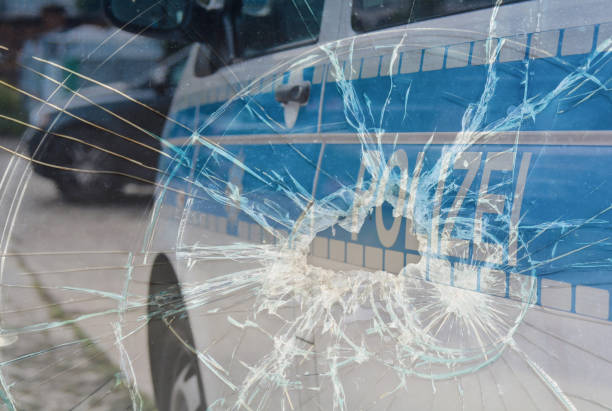 istock violence against the police 1471195915