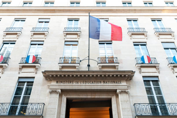paryż: ministerstwo edukacji narodowej (hotel de rochechouart) - civil servant zdjęcia i obrazy z banku zdjęć