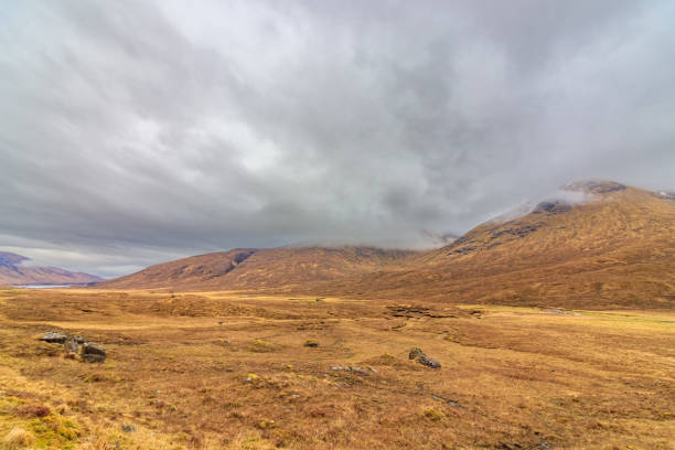 vue panoramique des highlands écossais au printemps, écosse, royaume-uni - scotland castle highlands region scottish culture photos et images de collection