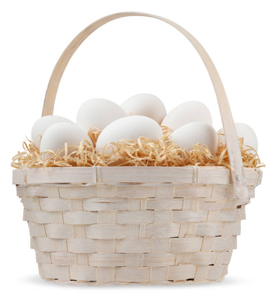 счастливые пасхальные украшения, плетеная корзина с белыми яйцами на соломенном гнезде, изолированном на белом фоне, шаблон для этикетки, п - animal egg eggs food giving стоковые фото и изображения