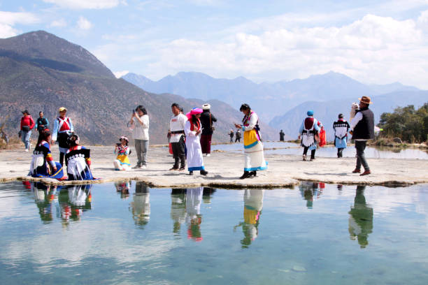 festival da tradição naxi: aldeões brincando e tirando fotos à beira da água - self reflection - fotografias e filmes do acervo