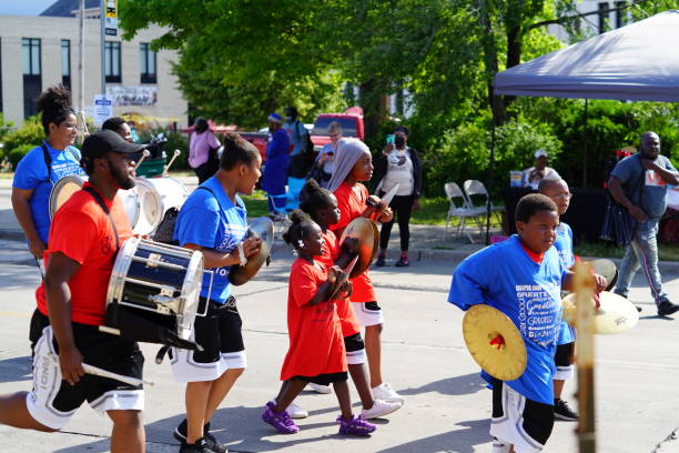 banda di batteristi afroamericani che partecipa e marcia nella parata di celebrazione del juneteenth. - african descent african culture drum history foto e immagini stock