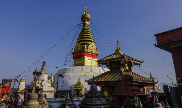 grande stupa nel tempio di swayambhunath - swayambhunath foto e immagini stock