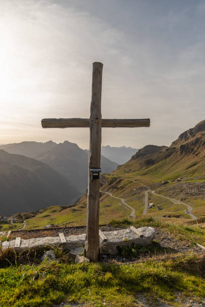sainte-croix dans les montagnes suisses au col du klausenpass - god landscape majestic cross photos et images de collection