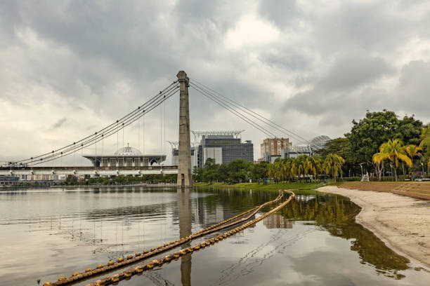 putrajaya lungo il fiume e ponte malesia - selangor state foto e immagini stock