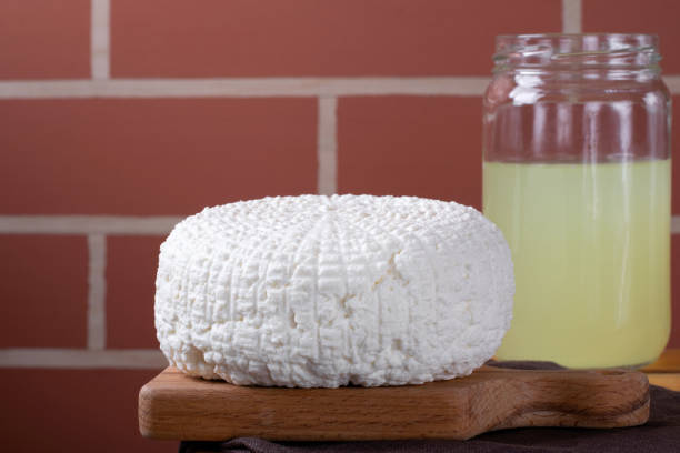 свежий домашний сыр, подаваемый на деревянной доске - circassian стоковые фото и изображения