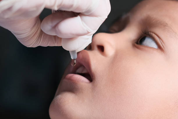close up administrando vacina oral contra o vírus da poliomielite - administering - fotografias e filmes do acervo
