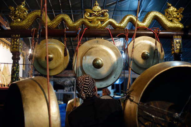 gong, um instrumento musical tradicional no gamelão javanês - traditional culture dragon old asian culture - fotografias e filmes do acervo
