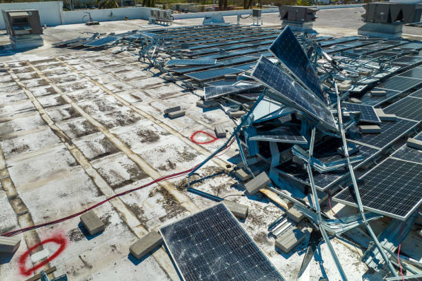 draufsicht auf die vom hurrikan ian zerstörten photovoltaik-solarmodule, die auf dem dach des industriegebäudes montiert sind, um grünen ökologischen strom zu erzeugen. folgen der naturkatastrophe in florida - solar panel fotos stock-fotos und bilder