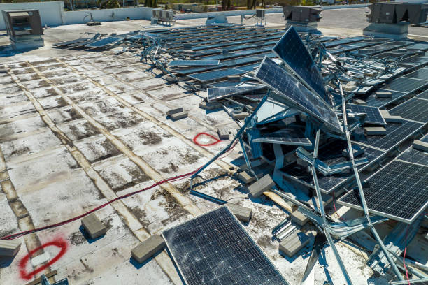 緑の生態学的電力を生産するために工業用建物の屋根に取り付けられたハリケーンイアン太陽光発電ソーラーパネルによって破壊された上面図。フロリダの自然災害の影響 - green waste ストックフォトと画像