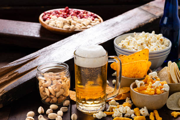 piwo z przystawkami - cashew beer nuts nut food zdjęcia i obrazy z banku zdjęć