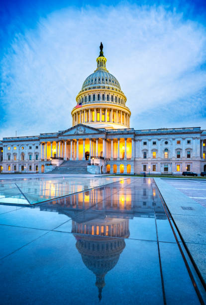 здание капитолия в вашингтоне, округ колумбия, сша - washington dc capitol building american flag sky стоковые фото и изображения