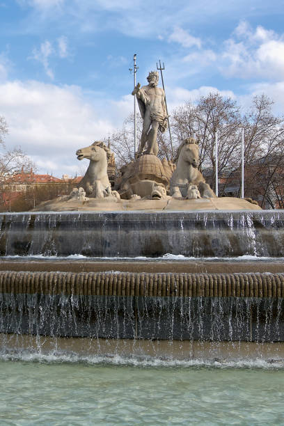 la fontana del nettuno a madrid: un capolavoro della scultura barocca - madrid neptune fountain spain foto e immagini stock
