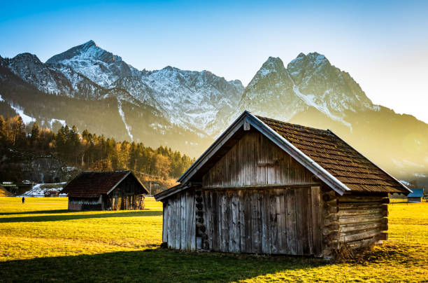 paesaggio vicino a garmisch-partenkirchen - zugspitze - wetterstein mountains summer hut european alps foto e immagini stock