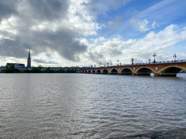 istock Pierre bridge on the Garonne river at Bordeaux 1471265635