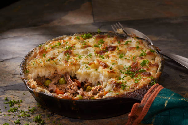geschmorter rinderhirtenkuchen - kartoffelauflauf stock-fotos und bilder