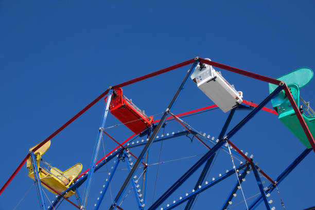 colorida noria contra un cielo azul brillante - dallas texas texas ferris wheel carnival fotografías e imágenes de stock
