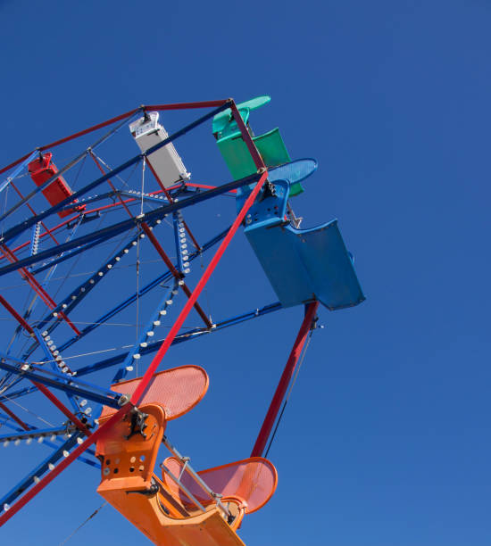 colorida noria contra un cielo azul brillante - dallas texas texas ferris wheel carnival fotografías e imágenes de stock