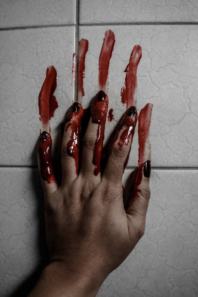 las manos ensangrentadas tocaron el suelo. - blood human hand women murder fotografías e imágenes de stock