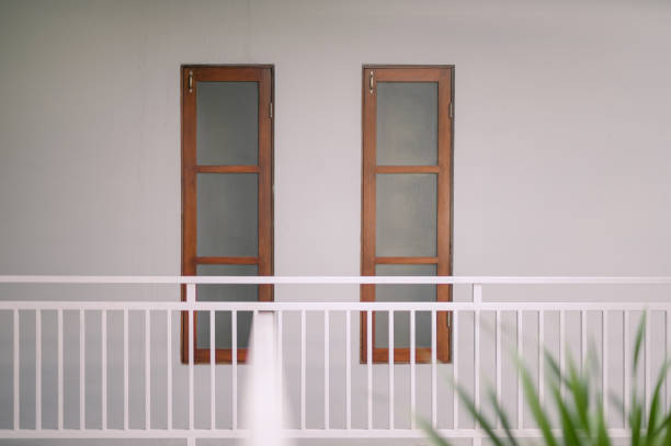 wooden windows - door symmetry wood hotel imagens e fotografias de stock